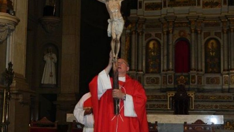 El Obispo presidió la Adoración de  la Santa Cruz en la Catedral Basílica