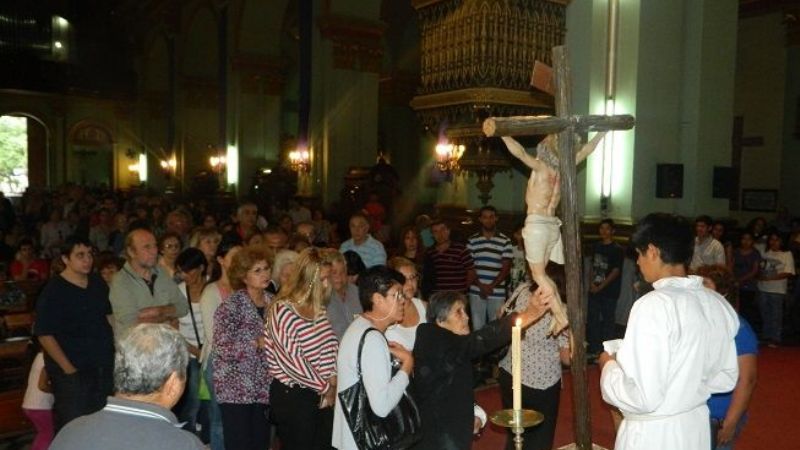 El Obispo presidió la Adoración de  la Santa Cruz en la Catedral Basílica