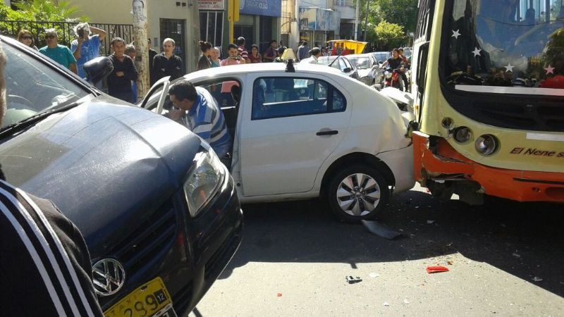 Un colectivo y dos taxis generaron caos tras chocar en pleno centro