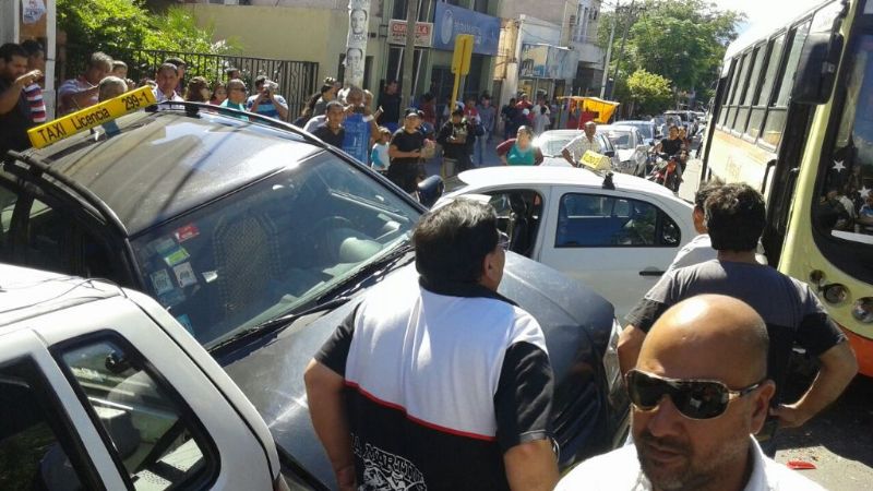 Un colectivo y dos taxis generaron caos tras chocar en pleno centro