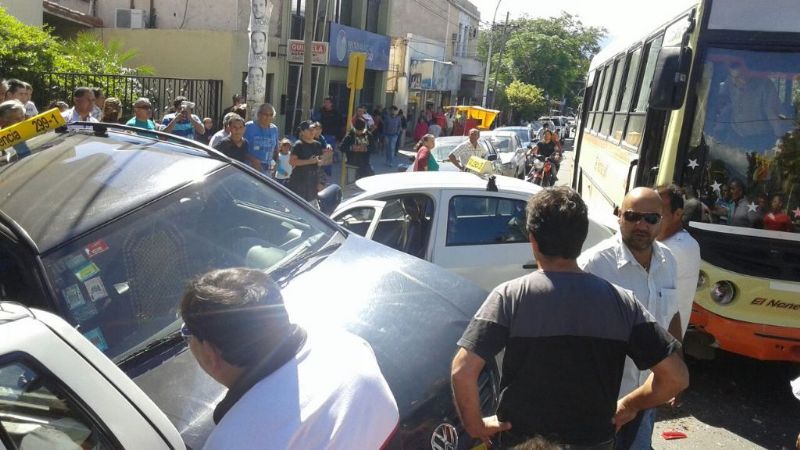 Un colectivo y dos taxis generaron caos tras chocar en pleno centro