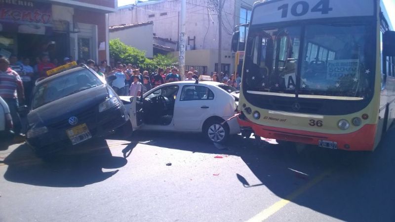 Un colectivo y dos taxis generaron caos tras chocar en pleno centro