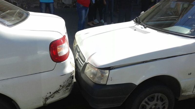 Un colectivo y dos taxis generaron caos tras chocar en pleno centro