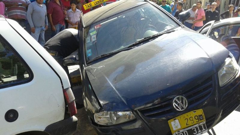Un colectivo y dos taxis generaron caos tras chocar en pleno centro