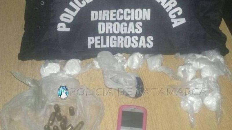 Dos aprehendidos, cuatro demorados, armas, droga y dinero en operativo