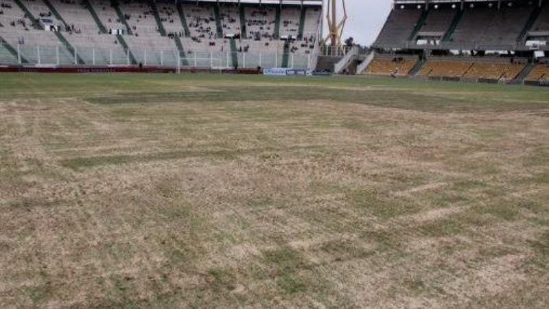 A un día de Argentina-Bolivia, el césped del “Kempes” con defectos