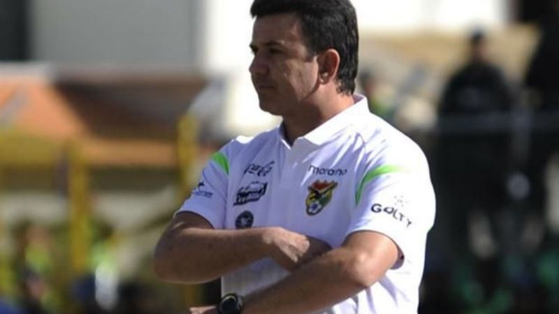 El DT de Bolivia enfurecido por el maratónico viaje hasta Córdoba