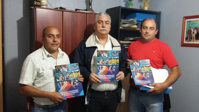 Olveira entregó carpetas de salud para niños de Los Altos