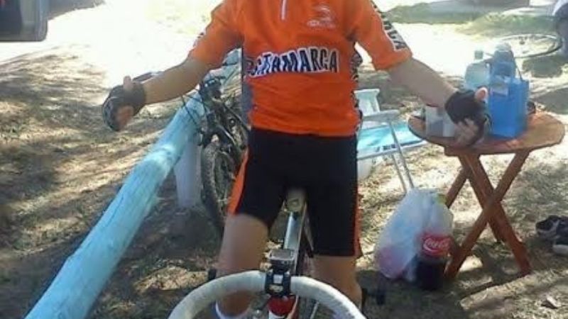 Empleados de Comercio apoya al pequeño ciclista Víctor Medina