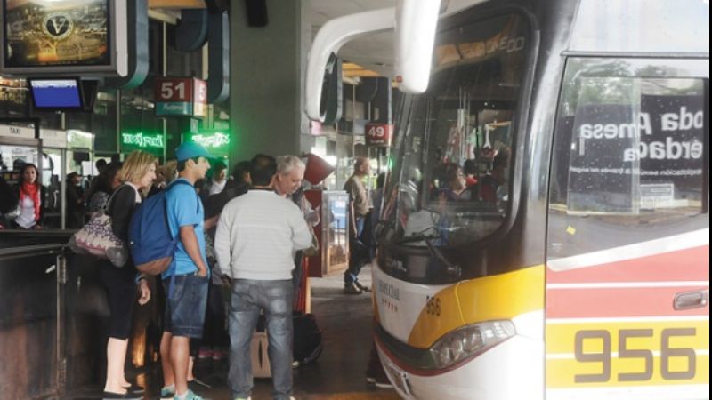 Viajar en colectivo tiene casi el mismo costo que hacerlo en avión