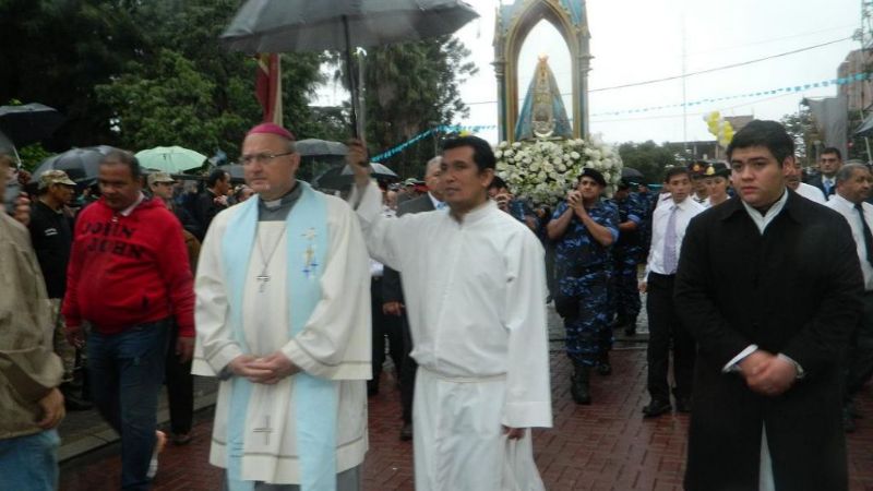 Bajo una persistente llovizna, miles de devotos y peregrinos rindieron tributo a la Virgen Morena