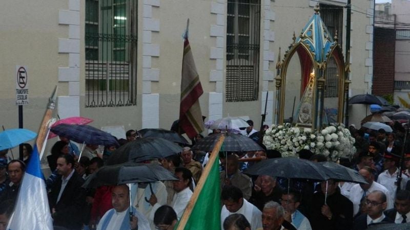 Bajo una persistente llovizna, miles de devotos y peregrinos rindieron tributo a la Virgen Morena