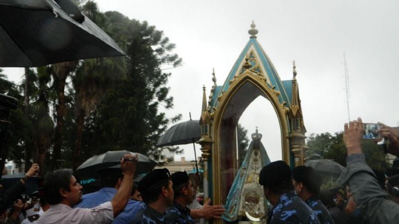 Bajo una persistente llovizna, miles de devotos y peregrinos rindieron tributo a la Virgen Morena