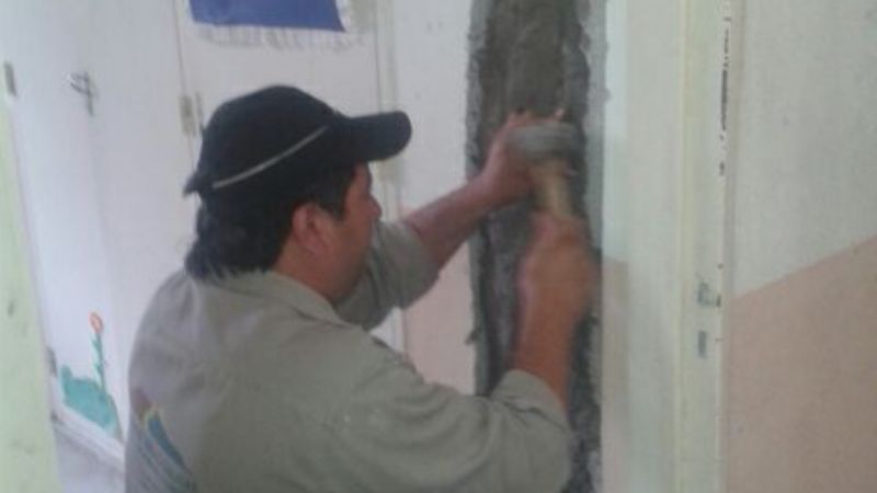 Trabajos de reparación en la Escuela Especial N° 8 de Piedra Blanca