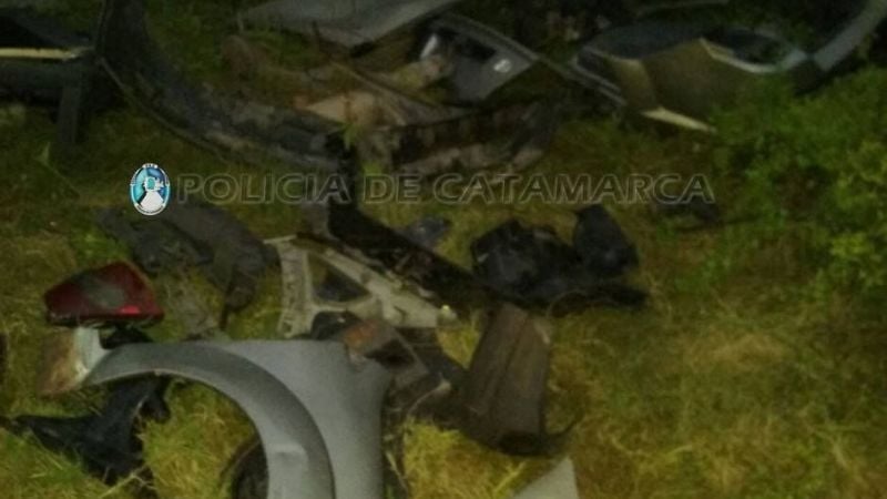 Recuperan autopartes en un descampado