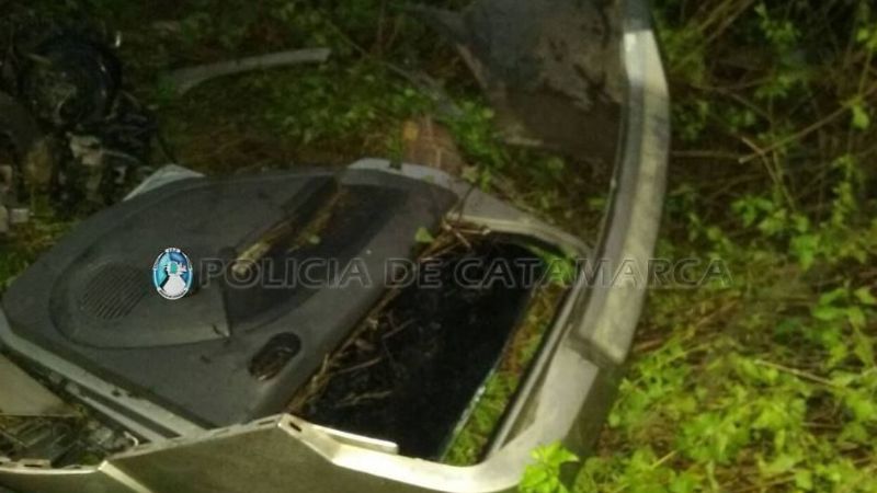 Recuperan autopartes en un descampado