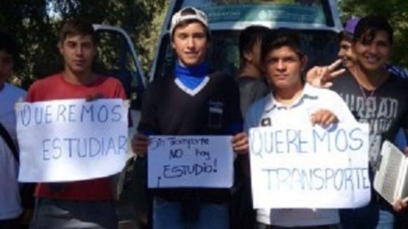 Alumnos se alejan de la escuela porque no tienen transporte