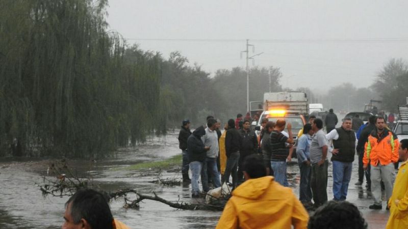Creció el río en Los Altos y debieron evaucar familias