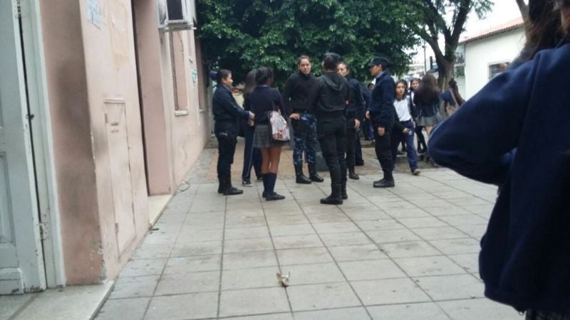 La policía debió intervenir en pelea de dos alumnas