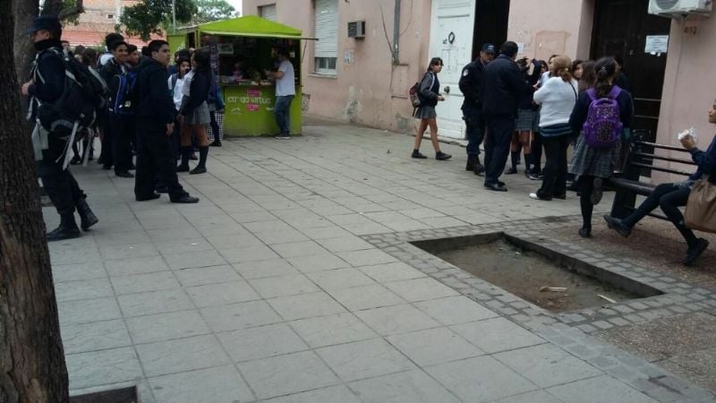 La policía debió intervenir en pelea de dos alumnas