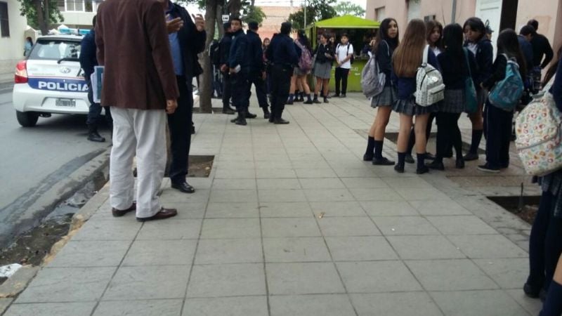 La policía debió intervenir en pelea de dos alumnas
