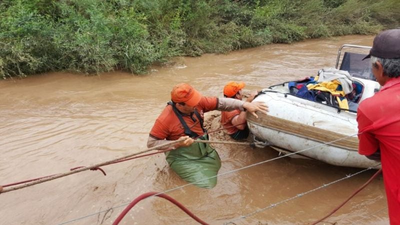 Impresionantes fotos del rescate en gomón de una familia en Los Altos