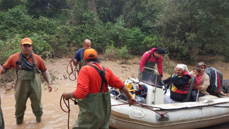 Impresionantes fotos del rescate en gomón de una familia en Los Altos