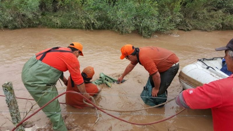 Impresionantes fotos del rescate en gomón de una familia en Los Altos