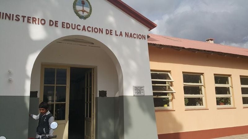 Ante la falta de gas, le piden a director de escuela que cocine a leña