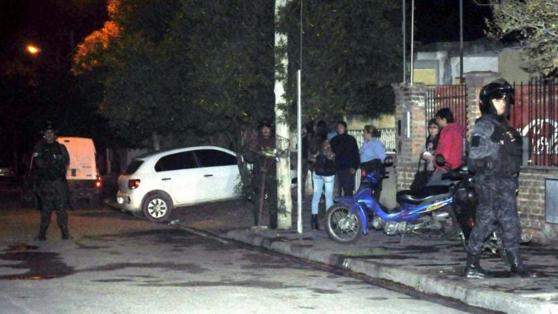 Escapaban de la policía, se escondieron en una casa y fueron atacados por un perro Pampa