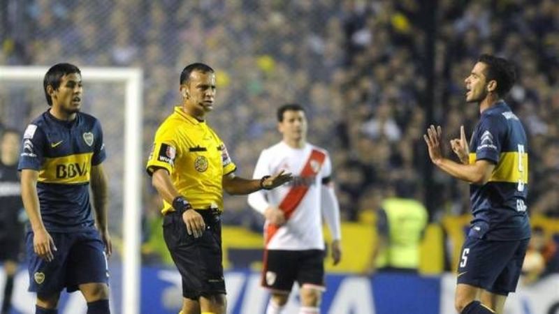Darío Herrera, un árbitro de flojas actuaciones para Boca-River