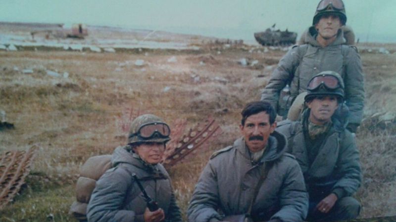 "Soldados, el teniente está muerto, me hago cargo"