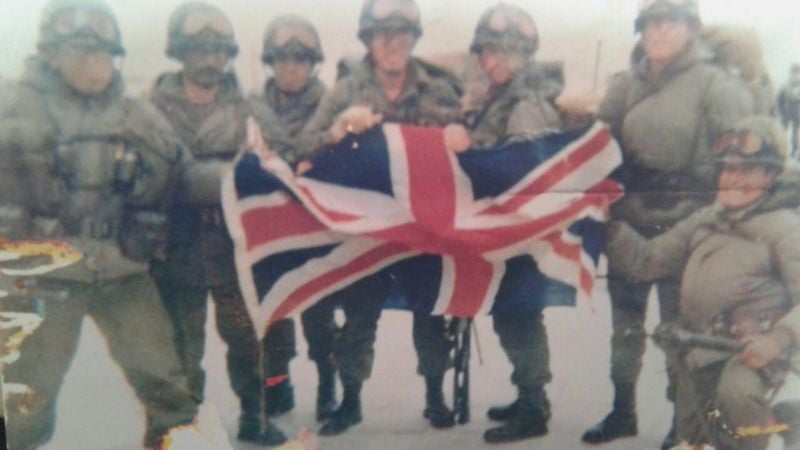 "Soldados, el teniente está muerto, me hago cargo"