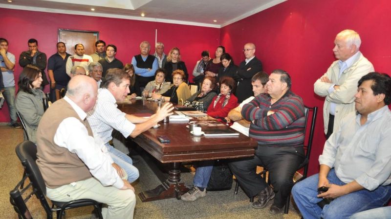 Por las cloacas casi terminan a las piñas