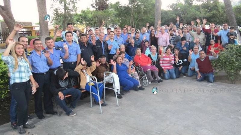 La policía agasajó a los abuelos del hogar Fray M. Esquiú