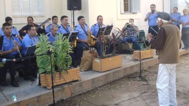 La policía agasajó a los abuelos del hogar Fray M. Esquiú