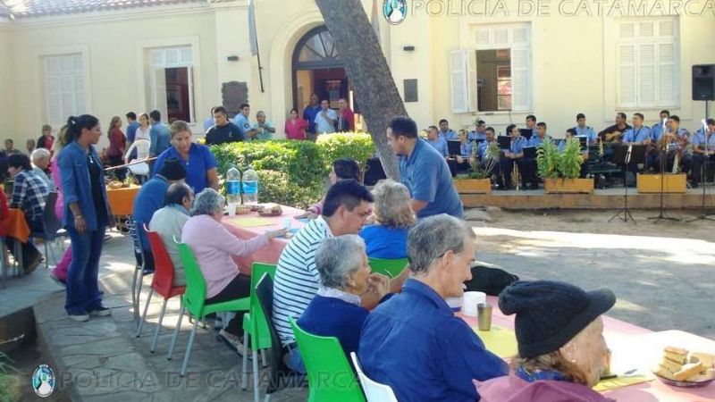 La policía agasajó a los abuelos del hogar Fray M. Esquiú