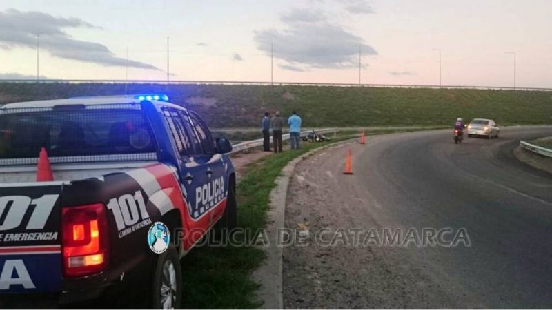 Joven lesionado tras derrapar su moto