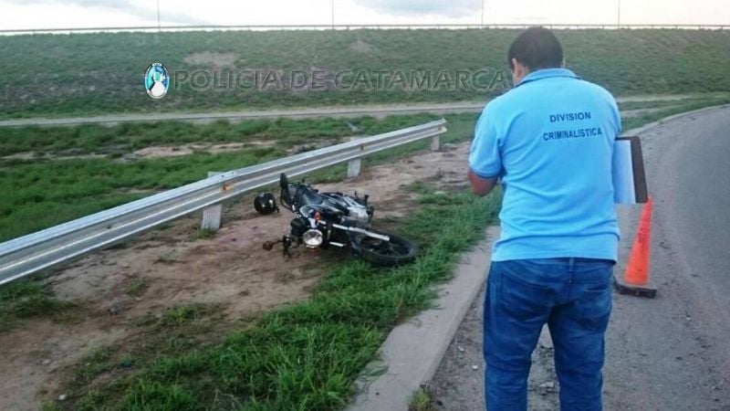 Joven lesionado tras derrapar su moto