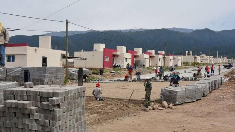 Nación comprometió fondos para reactivar la construcción de viviendas