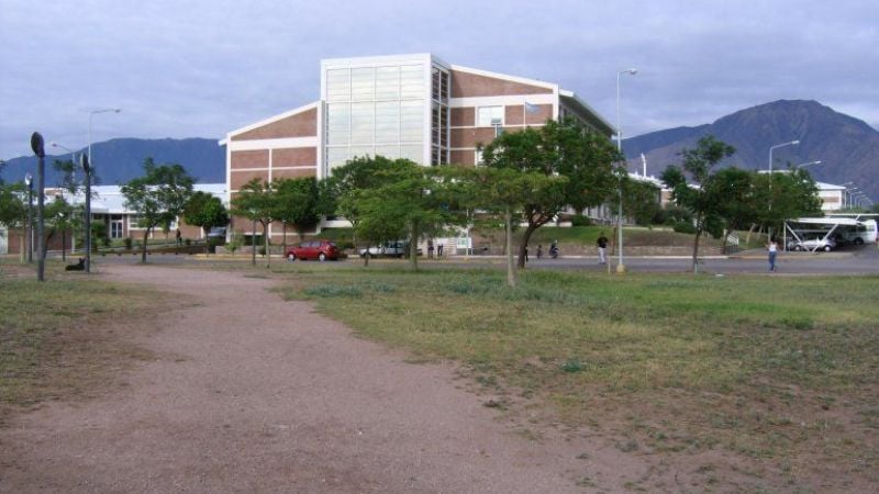El peor de los ajustes: Una universidad restringe el horario de clases
