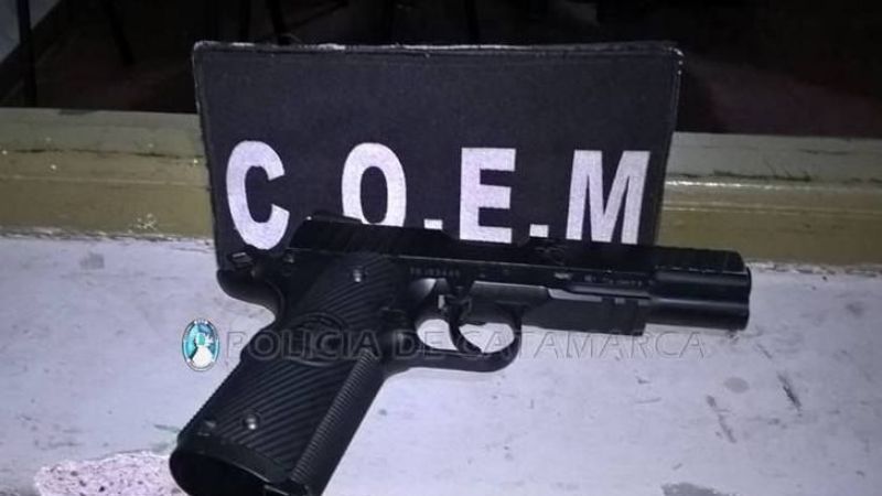 Aprehenden a dos personas y secuestran un arma