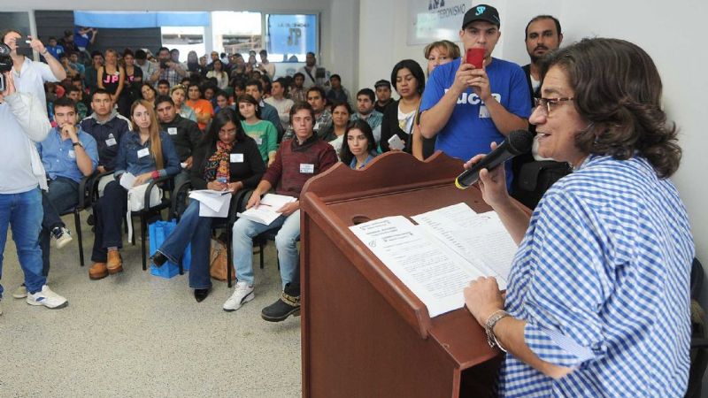 Lucía en el Congreso de la JP