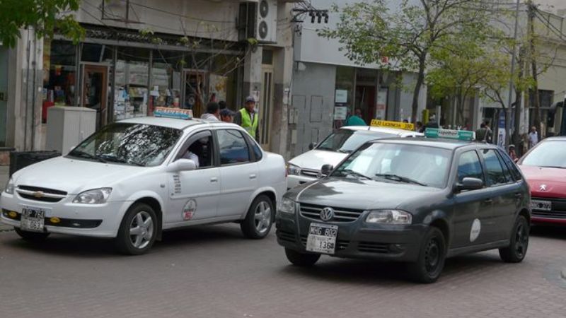 Taxis y remises quieren un aumento inmediato