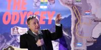 Etienn Lavigne, director del Dakar, haciendo en anuncio de la nueva edición del Dakar.