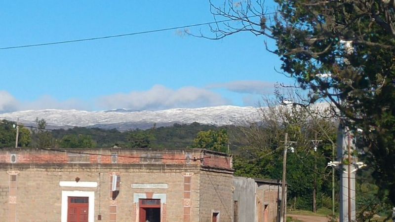 El cordón montañoso de Ancasti, cubierto de blanco