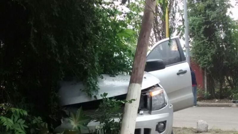 Camioneta chocó contra poste de energía eléctrica