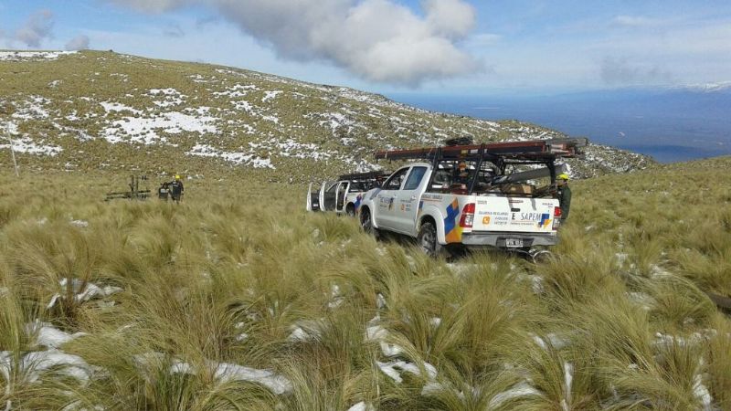 Reponen unos 20 postes de luz caídos en el Cerro Ancasti