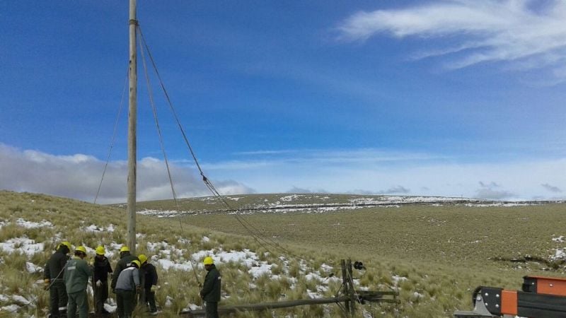 Reponen unos 20 postes de luz caídos en el Cerro Ancasti