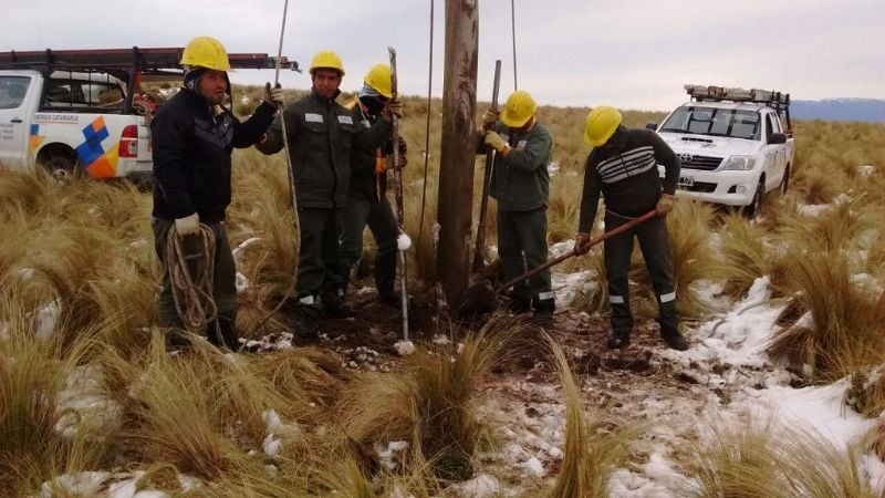 Reponen unos 20 postes de luz caídos en el Cerro Ancasti